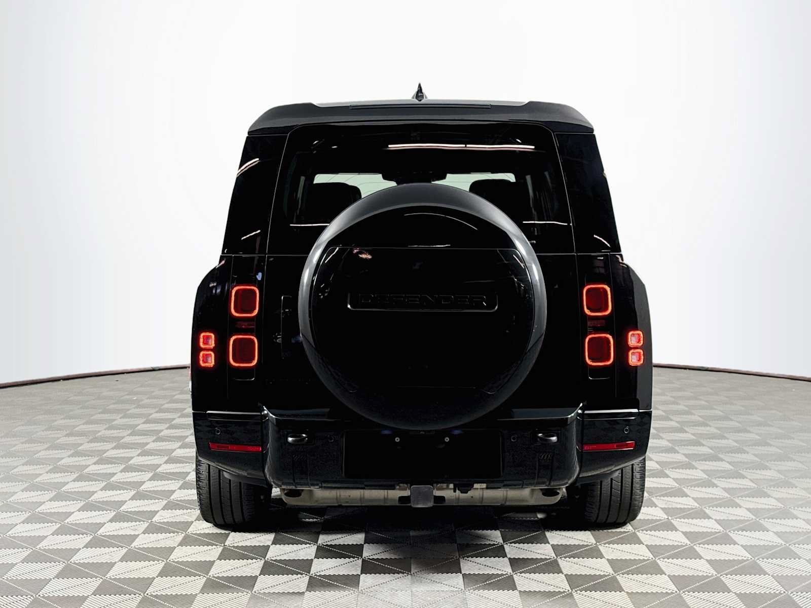 Used 2024 Land Rover Defender 130 X-Dynamic SE AWD/4WD image 6
