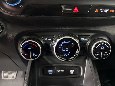 Used 2025 Hyundai Venue SEL FWD image 18