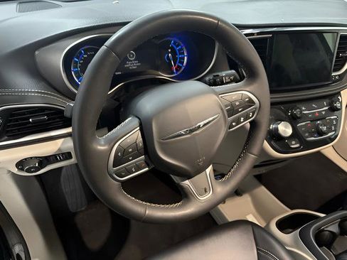 Used 2024 Chrysler Pacifica Limited FWD image 20
