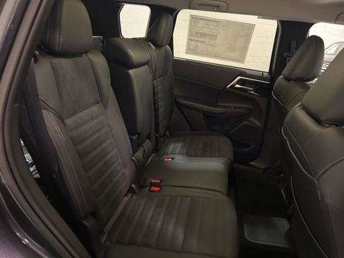 New 2025 Mitsubishi Outlander SE image 13