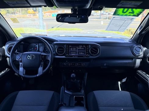 Used 2020 Toyota Tacoma TRD Off-Road w/ Technology Package AWD/4WD image 18