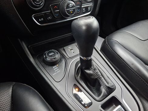 Used 2021 Jeep Cherokee Latitude Lux w/ Comfort/Convenience Group image 15