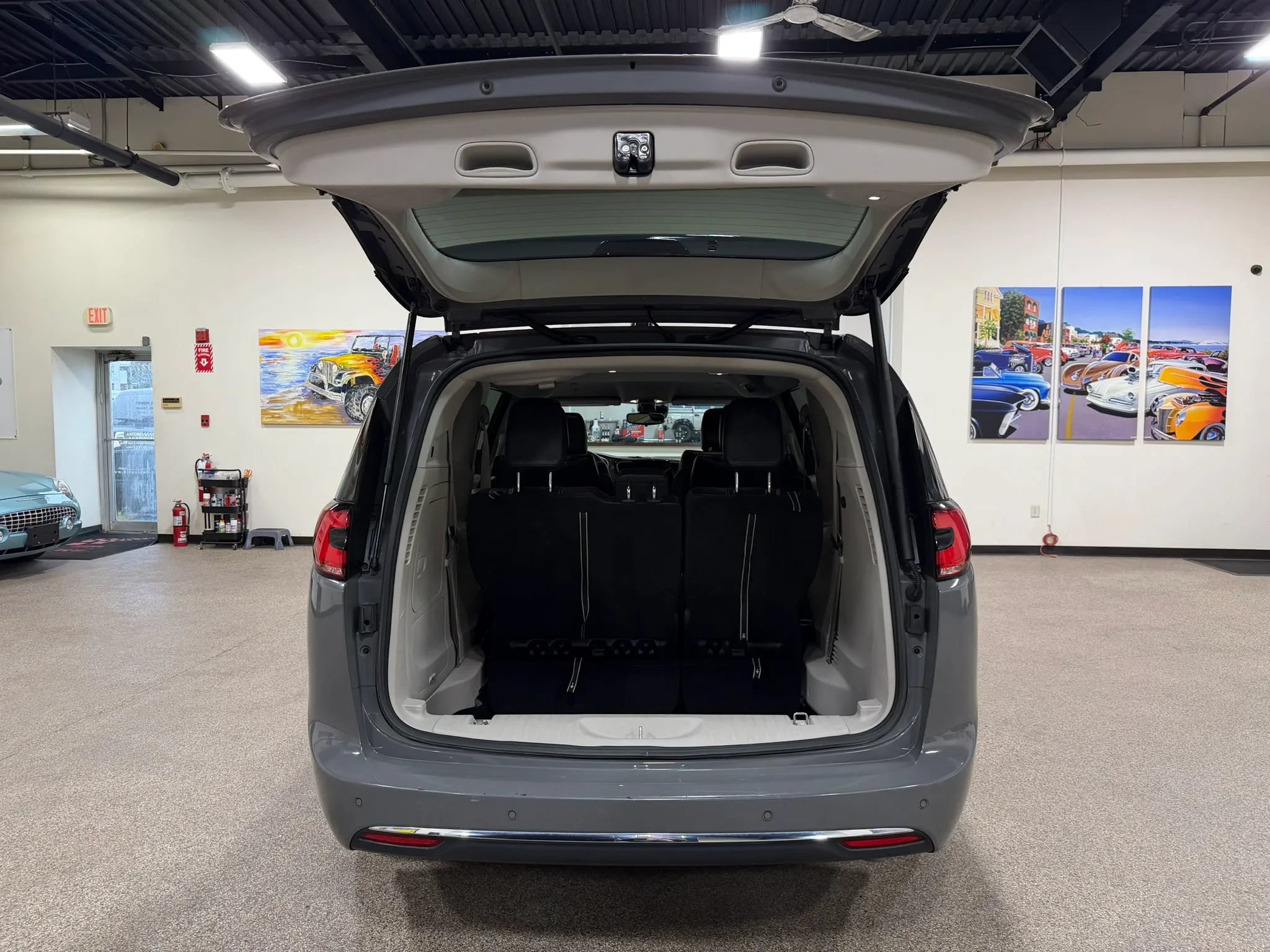 Used 2023 Chrysler Pacifica Touring-L FWD image 23