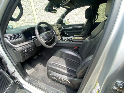Used 2022 Jeep Wagoneer Series II AWD/4WD image 10