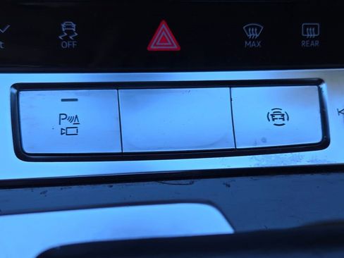 Used 2019 Audi e-tron Premium Plus image 29