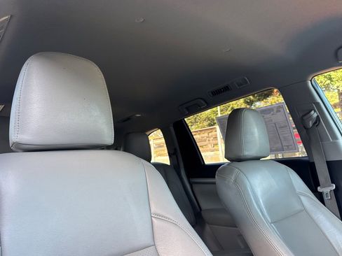 Used 2019 Toyota Highlander LE w/ Carpet Mat Package (TMS) image 18