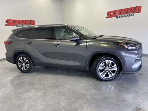 Used 2022 Toyota Highlander XLE image 2