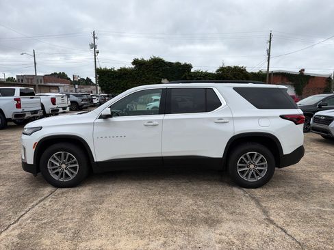 Used 2022 Chevrolet Traverse LT FWD image 3