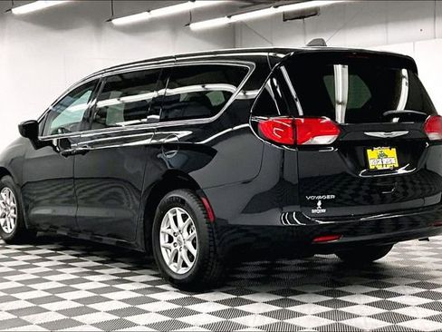 Used 2023 Chrysler Voyager LX FWD image 3