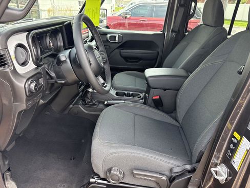Used 2025 Jeep Wrangler Unlimited Sport AWD/4WD image 9