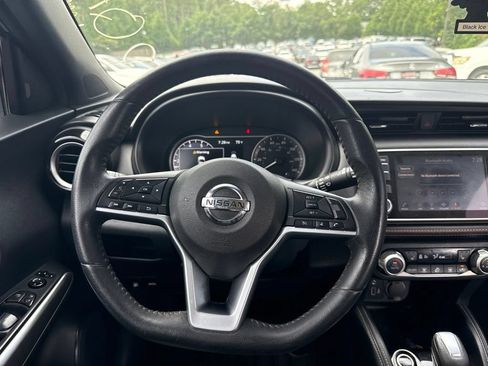 Used 2019 Nissan Kicks SR w/ SR Premium Package FWD image 9