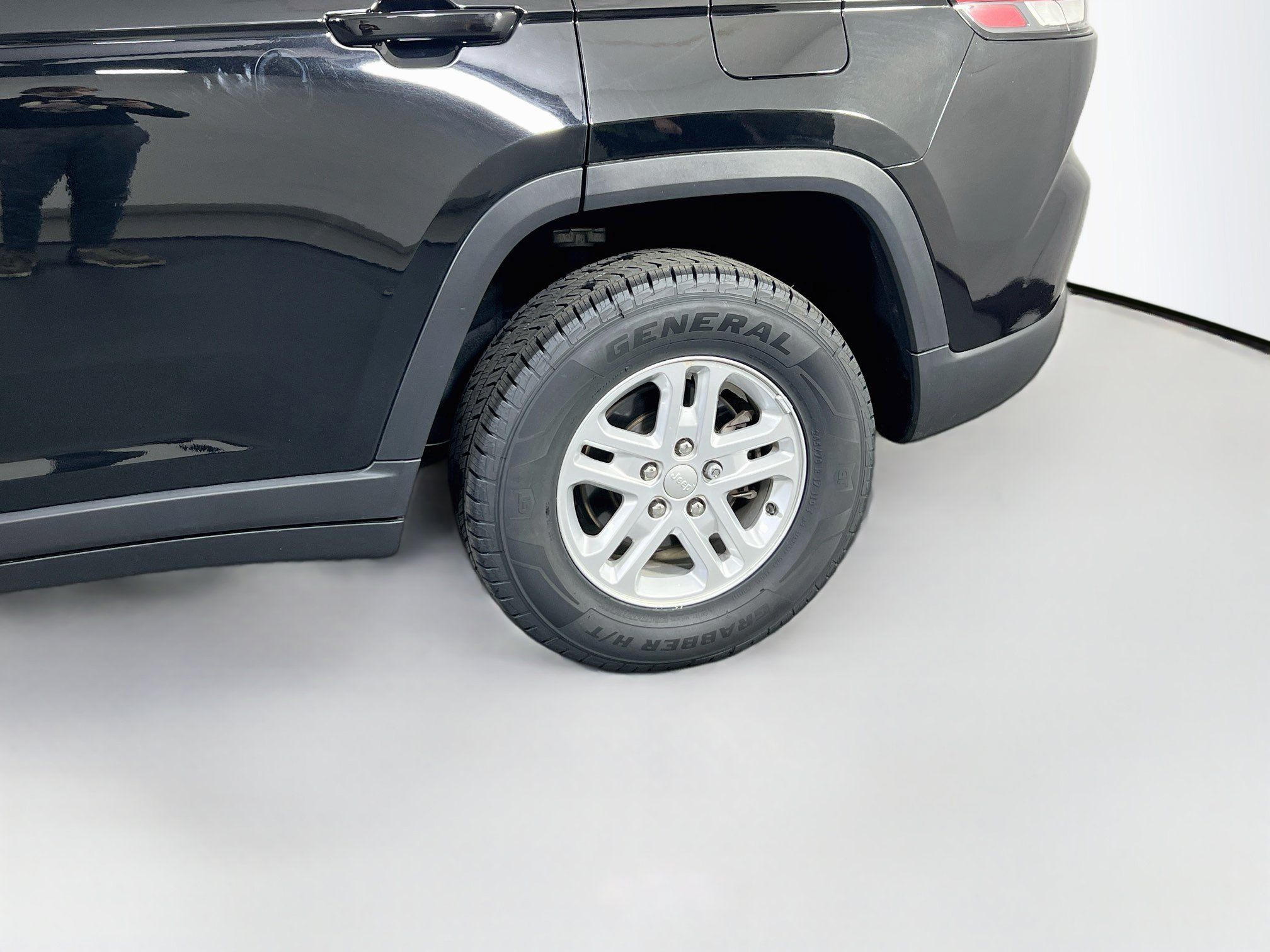 Used 2023 Jeep Grand Cherokee Laredo w/ Luxury Tech Group I AWD/4WD image 29