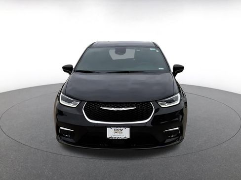 Used 2025 Chrysler Pacifica Select image 4