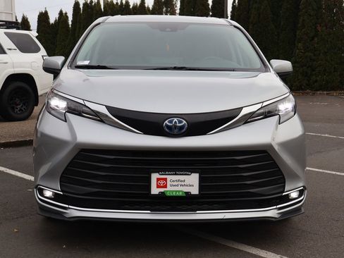 Used 2024 Toyota Sienna XLE image 11