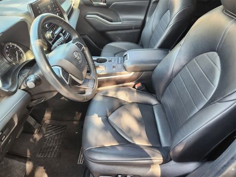 Used 2022 Toyota Highlander XLE image 13