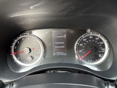 Used 2021 Toyota Highlander L image 12