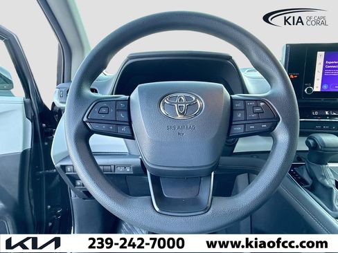 Used 2025 Toyota Sienna LE image 39