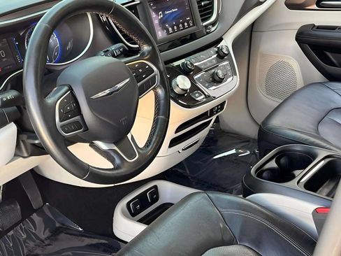 Used 2019 Chrysler Pacifica Touring-L FWD image 7