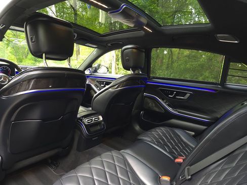 Used 2022 Mercedes-Benz S 580 4MATIC Sedan w/ AMG Line Package image 14