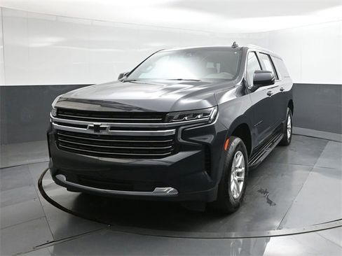 Used 2022 Chevrolet Suburban LT w/ Luxury Package image 30