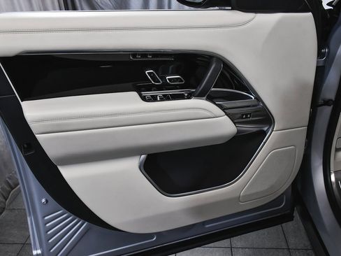 Used 2025 Land Rover Range Rover SE image 9