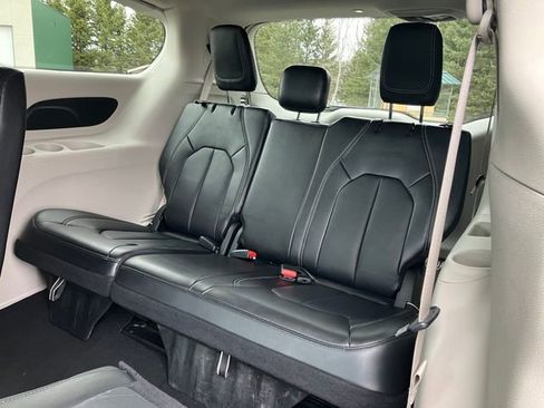 Used 2024 Chrysler Pacifica Touring-L image 19