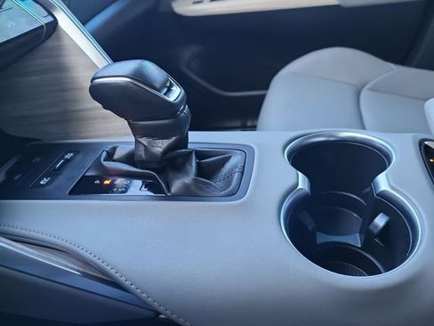 Used 2024 Toyota Venza XLE image 24