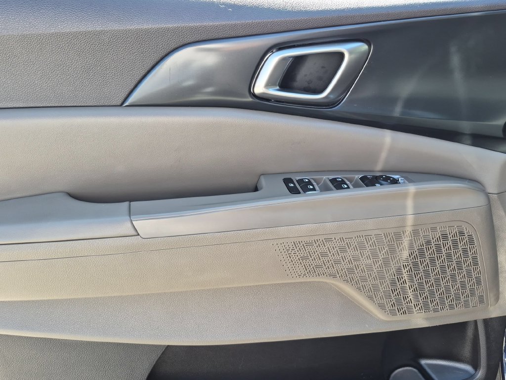 Used 2025 Kia Carnival FWD image 11