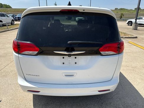 Used 2023 Chrysler Voyager LX FWD image 9