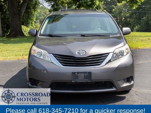 Used 2012 Toyota Sienna LE FWD image 4