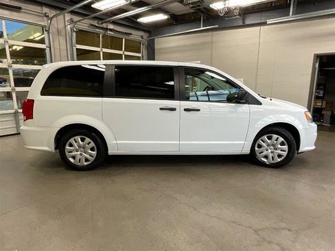 Used 2019 Dodge Grand Caravan SE w/ UConnect Hands-Free Group image 6