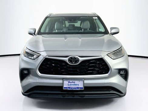 Used 2022 Toyota Highlander XLE image 2