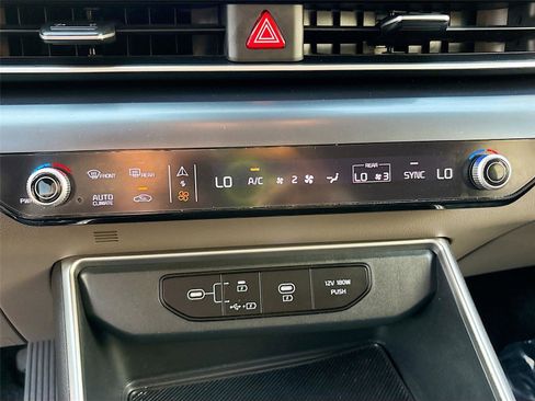 Used 2025 Kia Carnival FWD image 16