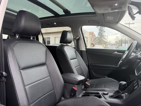Used 2020 Volkswagen Tiguan SE w/ Panoramic Sunroof Package image 28