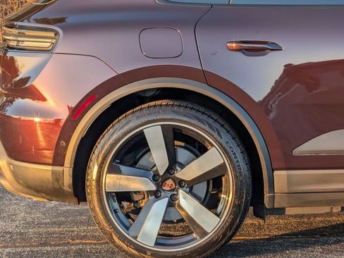 Certified 2025 Porsche Macan Electric image 13