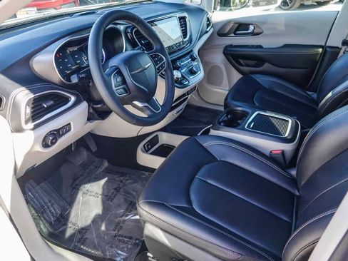 Certified 2024 Chrysler Pacifica Select image 16