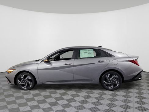 New 2025 Hyundai Elantra Limited image 39