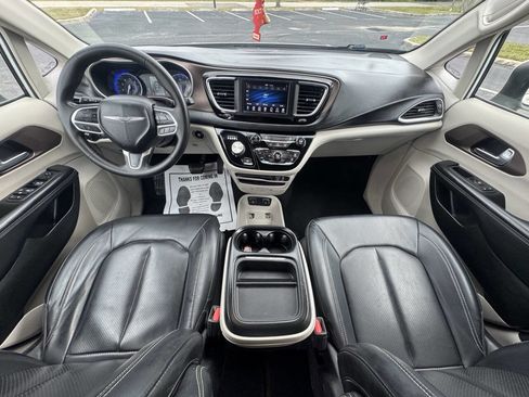 Used 2020 Chrysler Voyager Lxi image 12