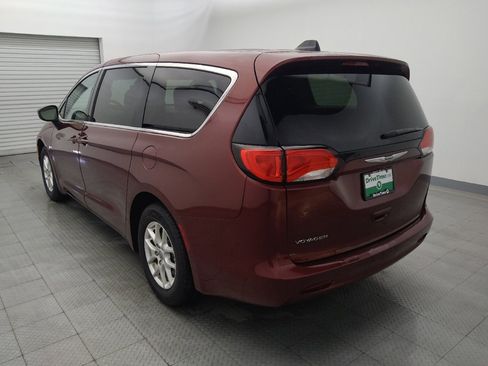 Used 2022 Chrysler Voyager LX image 5