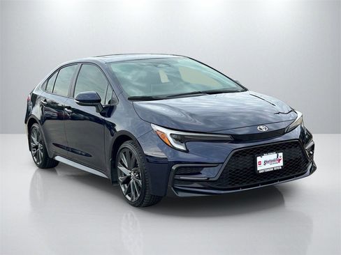 Used 2025 Toyota Corolla SE image 3