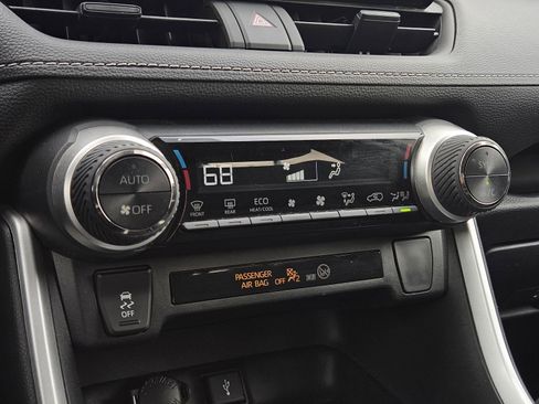 Used 2022 Toyota RAV4 XLE image 21