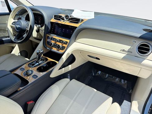 Used 2023 Bentley Bentayga Plug-In Hybrid AWD/4WD image 33