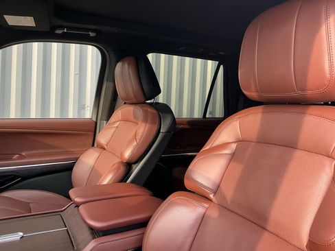 Used 2025 Lincoln Navigator L Reserve image 11