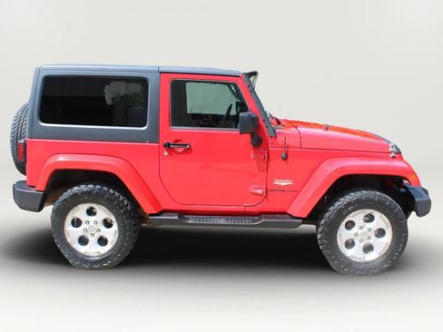 Used 2015 Jeep Wrangler Sahara w/ Connectivity Group AWD/4WD image 11