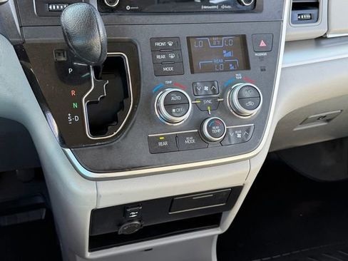 Used 2020 Toyota Sienna LE w/ LE Preferred Package FWD image 17