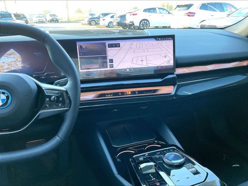 Certified 2026 BMW i5 eDrive40 w/ Premium Package RWD image 8