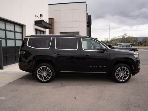 Used 2022 Jeep Grand Wagoneer Series II AWD/4WD image 12