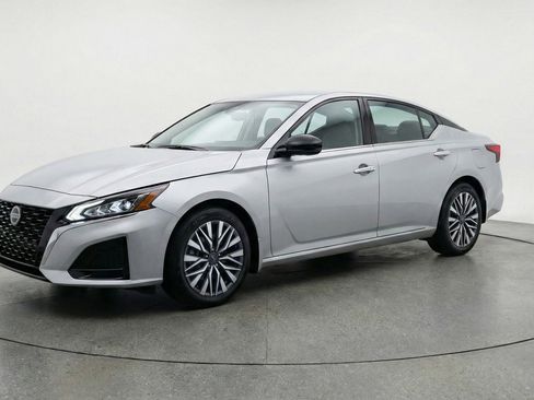 Used 2025 Nissan Altima 2.5 SV image 3