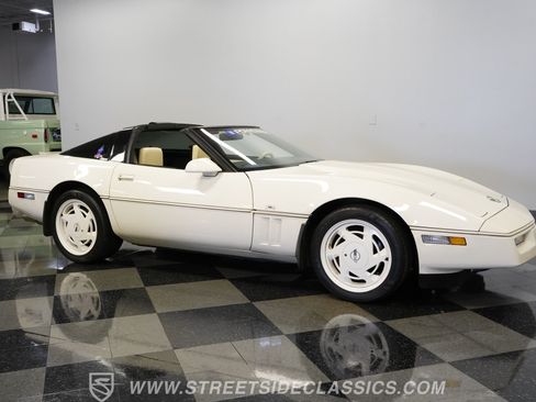 Used 1988 Chevrolet Corvette Coupe RWD image 16