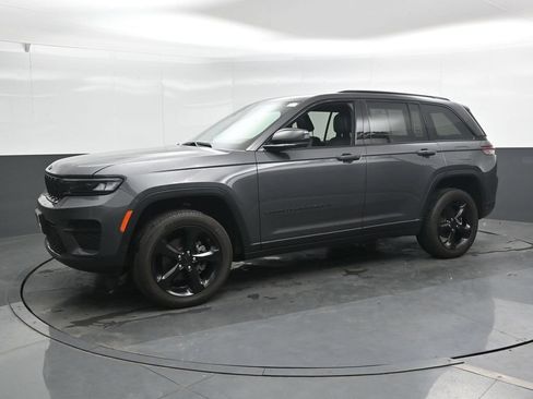 Used 2025 Jeep Grand Cherokee Altitude AWD/4WD image 7